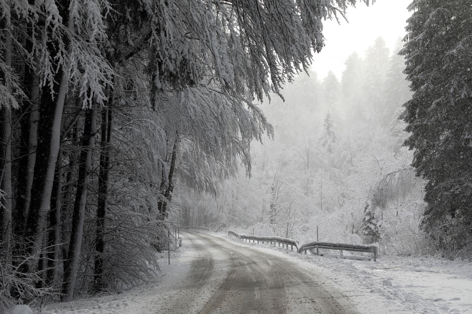 Na većini prometnica kroz Liku i Gorski kotar su zimski uvjeti. 