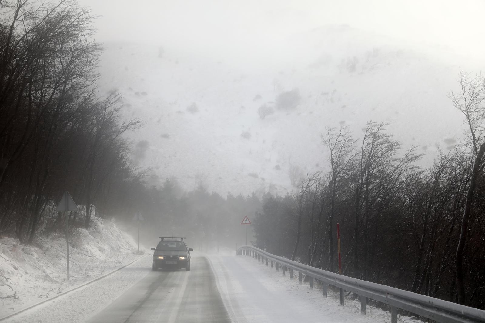 Snijeg i olujna bura otežavaju promet. 
