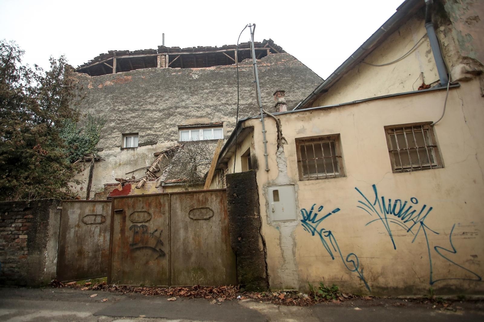 Župan Sisačko-moslavačke županije Ivo Žinić potvrdio je da u Petrinji gotovo i nema kuće koja nije stradala.