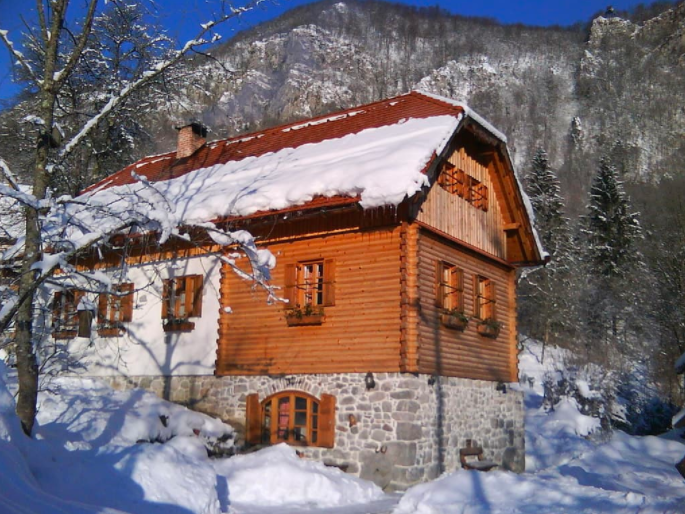 Ovo je kuća za odmor Sobol i nalazi se u selu Kočićin u blizini Delnica.