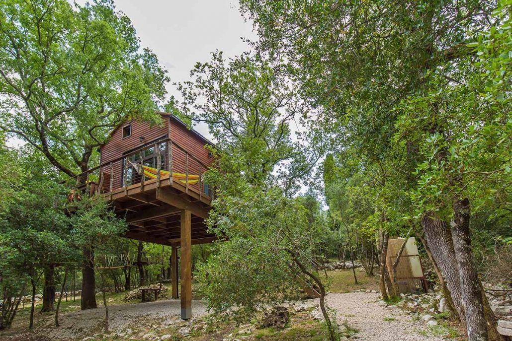 Ova drvena kućica nalazi se u Konavlima, u adrenalinskom parku Cadmos Village.