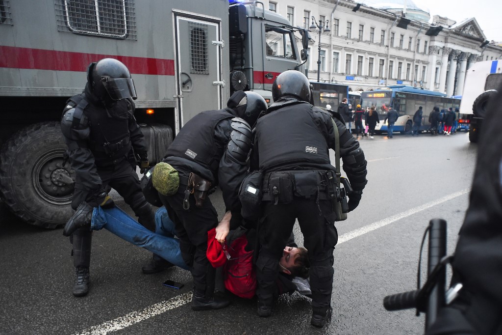 Police detain a man during a rally in support of jailed opposition leader Alexei Navalny in Saint Petersburg on January 23, 2021. - Navalny, 44, was detained last Sunday upon returning to Moscow after five months in Germany recovering from a near-fatal poisoning with a nerve agent and later jailed for 30 days while awaiting trial for violating a suspended sentence he was handed in 2014. (Photo by Olga MALTSEVA / AFP)