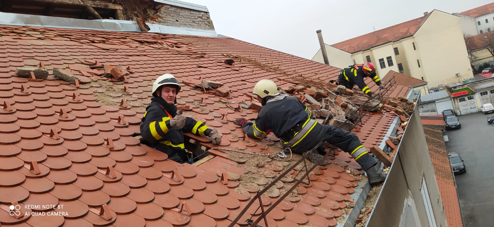 Popravljaju oštećene krovove u Petrinji. 