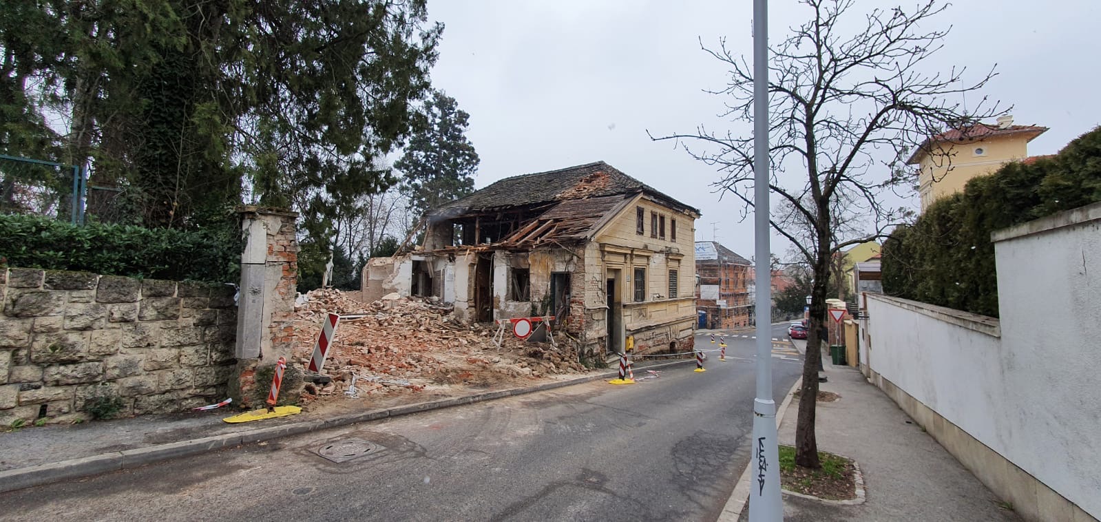 Počelo je rušenje kuće Mlinarich, jedne od najstarijih u Zagrebu.