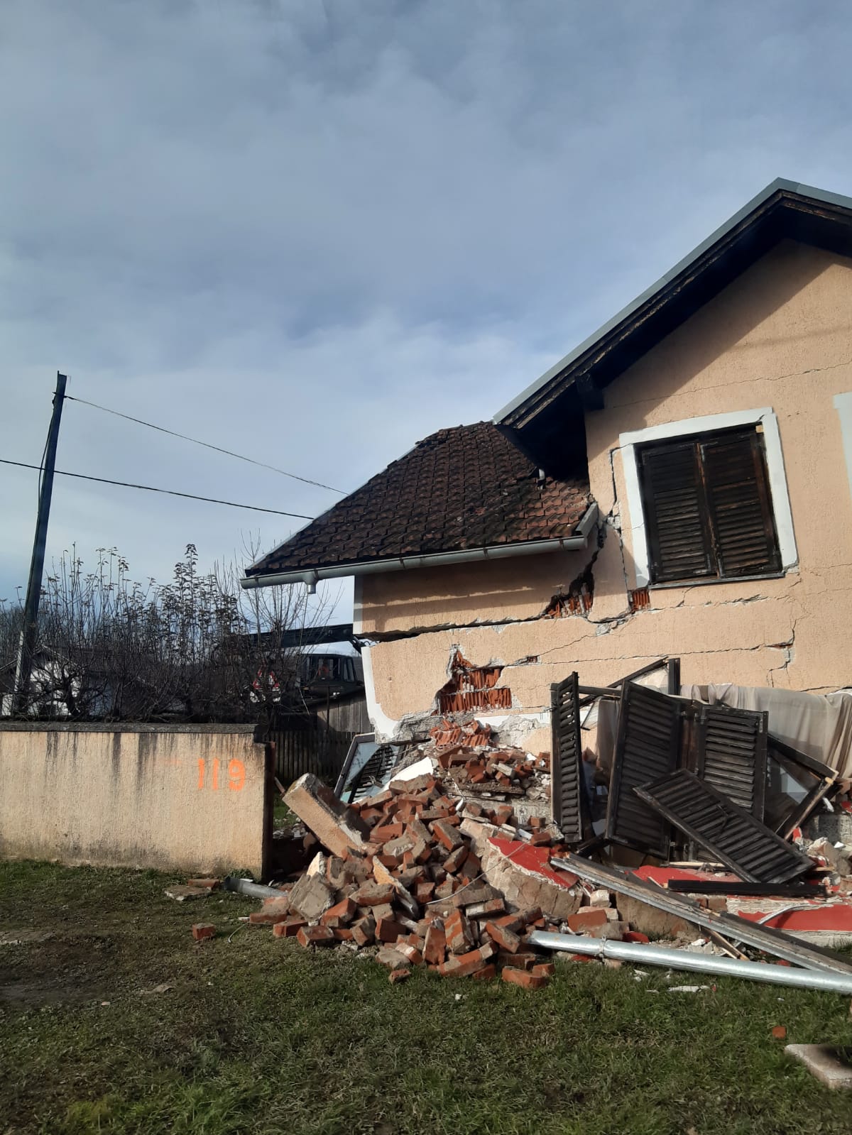 Potpuno uništena kuća u Petrinji.