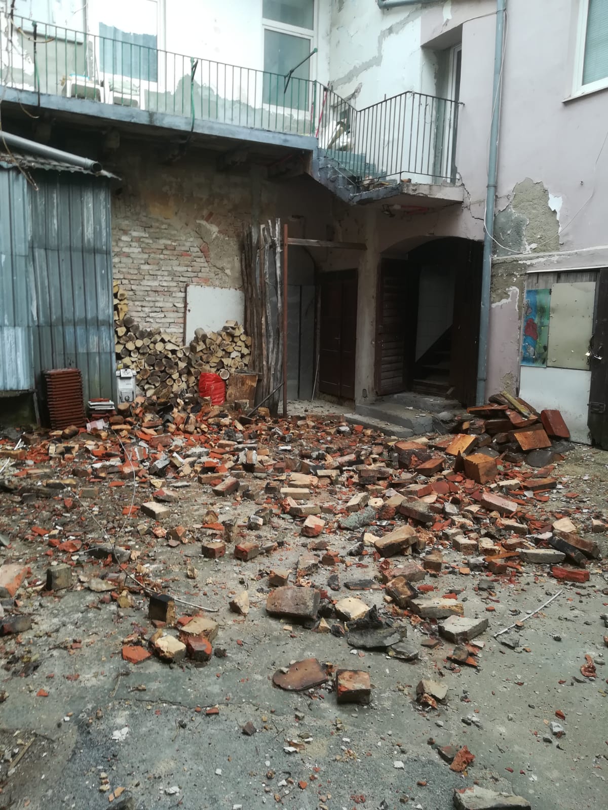 Cigla koja je zbog potresa pala s kuće u Petrinji. 