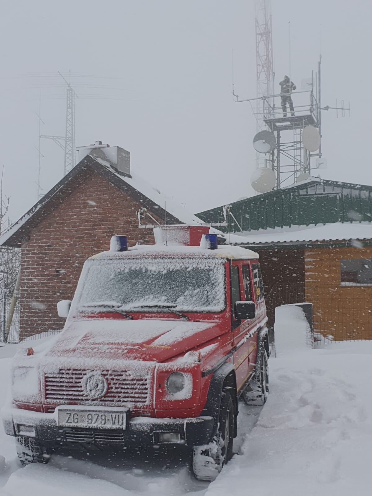 Zagrebački vatrogasci uskočili su petrinjskim kolegama i popravili repetitor za radio.