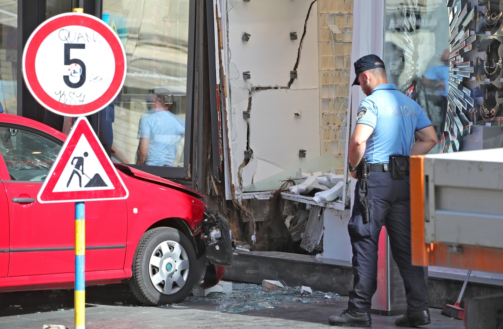 Kako su rekli iz PU zagrebačke, nesreća se dogodila oko 16:30, a osoba koja je upravljala vozilom je ozlijeđena te je prebačena u KBC Sestre milosrdnice