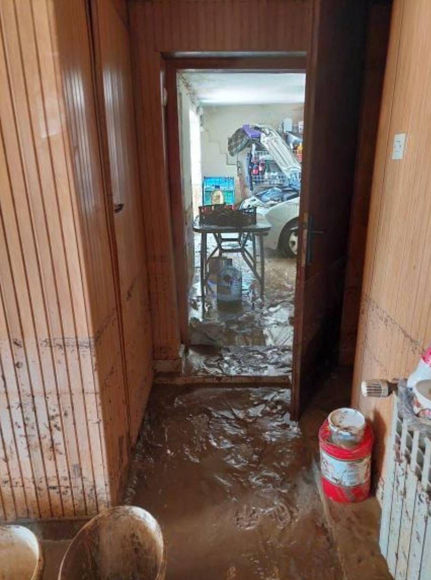 Voda i blato su se u najvećem dijelu povukli, a pred mještanima je mukotrpni posao čišćenja kuća i dvorišta. HR Vrijeme (Facebook)