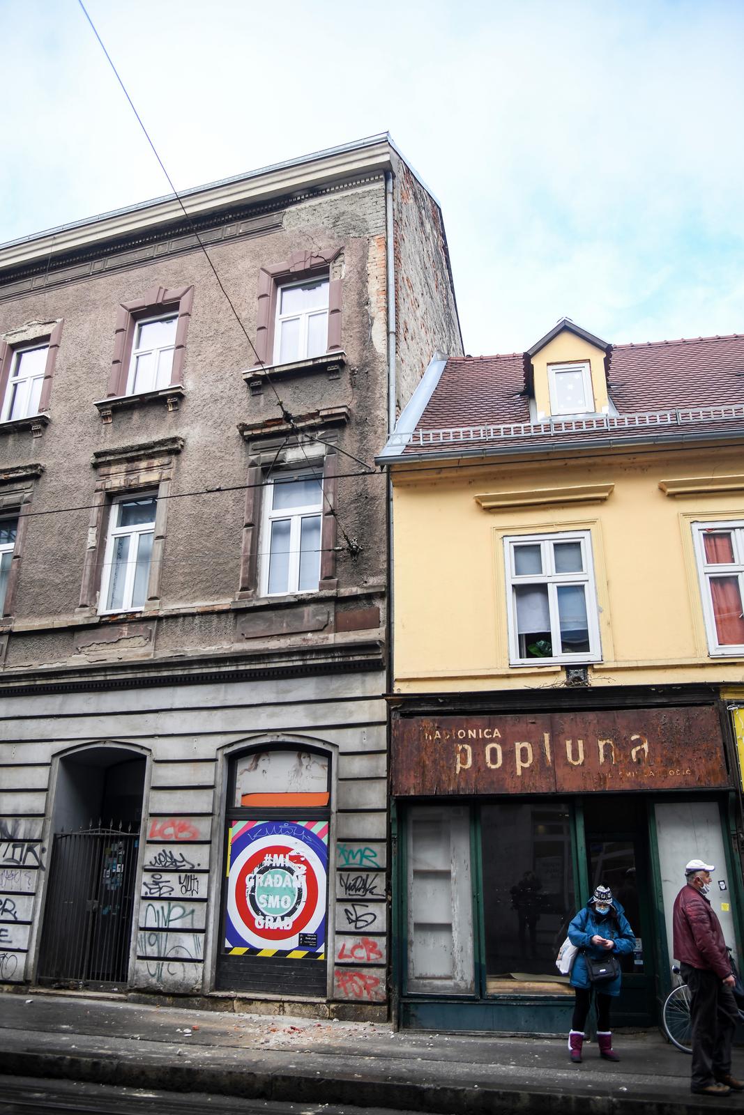 U Zagrebu u Ilici, kod kućnog broja 93 u neposrednoj blizini Britanskog trga sa zgrade oštećene u potresu u srijedu se odlomio veliki komad žbuke i cigle. (Foto: Josip Regovic/PIXSELL)