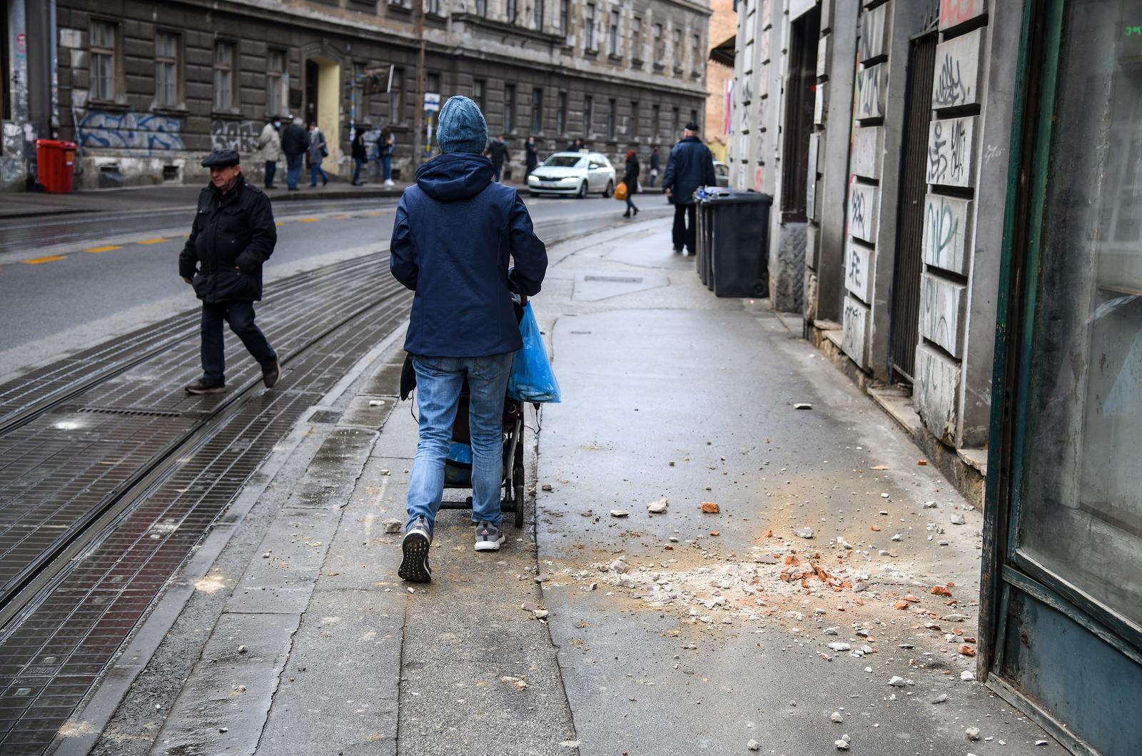 Građani svako malo dožive neki incident s fasadama koje završe na ulici. (Foto: Josip Regovic/PIXSELL)