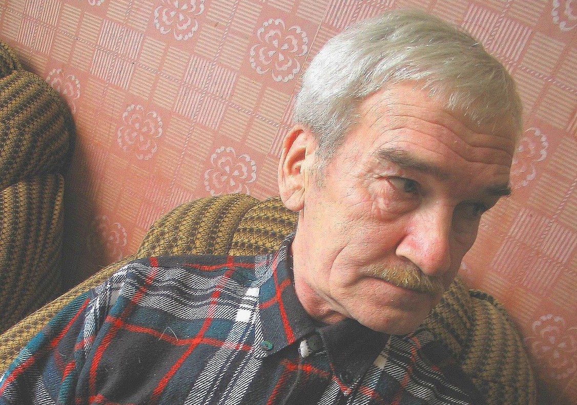 KRT WORLD NEWS STORY SLUGGED: USRUSSIA-NUCLEAR KRT PHOTOGRAPH BY MARK MCDONALD/KRT (December 8) Stanislav Petrov, 65, in his apartment in Friazino, just outside Moscow, Russia. In 1983, Petrov was a Soviet lieutenant commander who told his military superiors that their new satellite system was sending a false alarm about an impending U.S. nuclear missile attack. Petrov overrode his computer and averted a Soviet nuclear counterattack. (lde) 2004