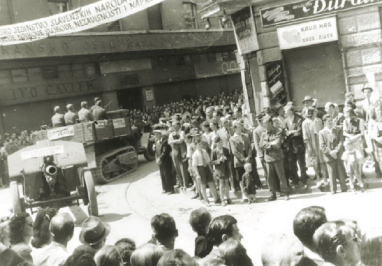Vojna parada partizanskih jedinica u oslobođenom Zagrebu, svibanj 1945. godine na uglu Draškovićeve i Jurišićeve ulice
