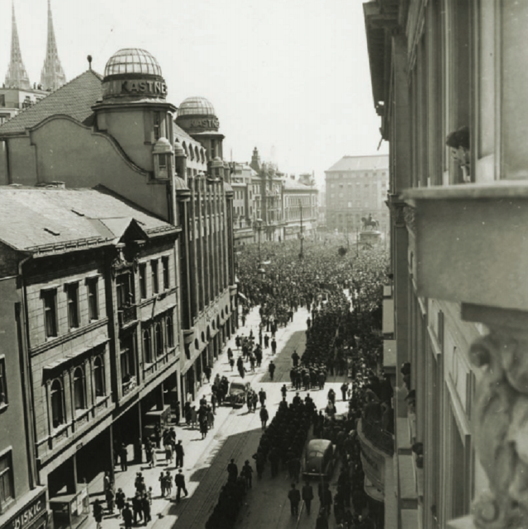 Fotografija 11. svibnja 1945. godine: Dolazak građana i vojske na Glavni gradski trg gdje će se održati veliki miting oslobođenja grada i zemlje
