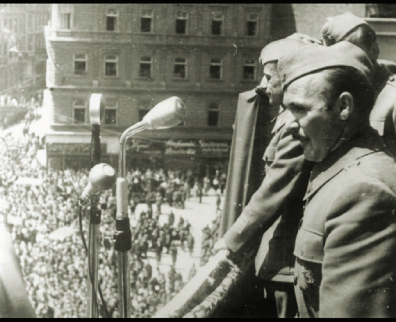 Većeslav Holjevac i Koča Popović na mitingu na Trgu bana Jelačića u oslobođenom Zagrebu, 11. svibnja 1945. godine

