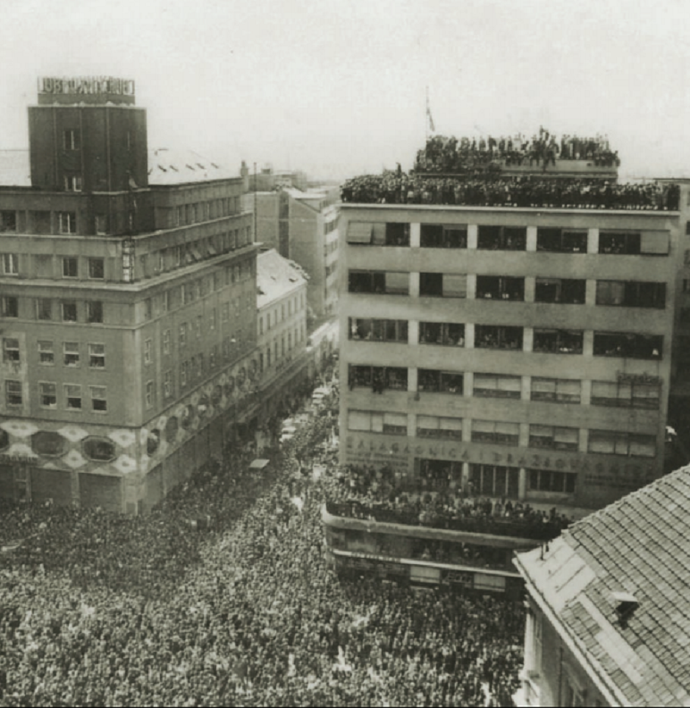 Mnoštvo građana okupilo se na Trgu u povodu održavanja prvog mitinga oslobođenja grada i zemlje. Na mitingu se okupilo, prema nekim podacima, oko 100.000 ljudi

