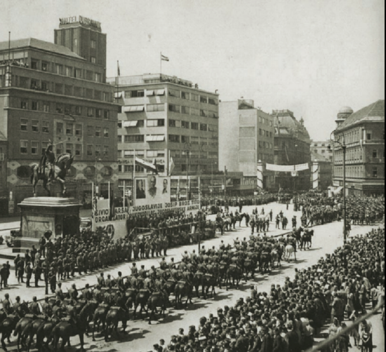 Prva vojna parada jedinica JA koje su sudjelovale u borbama za oslobođenje grada. Konjaničke jedinice prolaze Trgom

