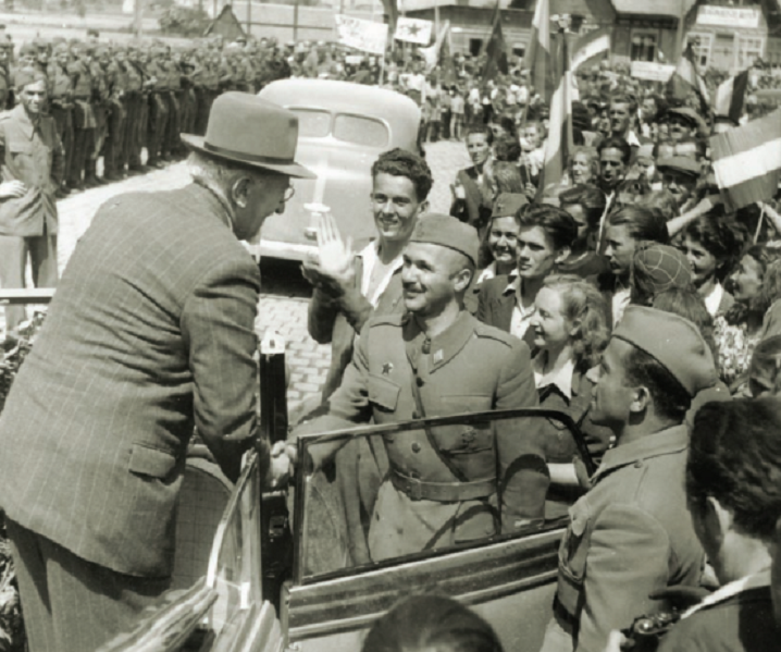 Zagreb, 16. svibnja 1945. godine, Savski most: Svečani doček književnika Vladimira Nazora, predsjednika ZAVNOH-a. Ispred automobila Većeslav Holjevac, komandant Komande Grada Zagreba
