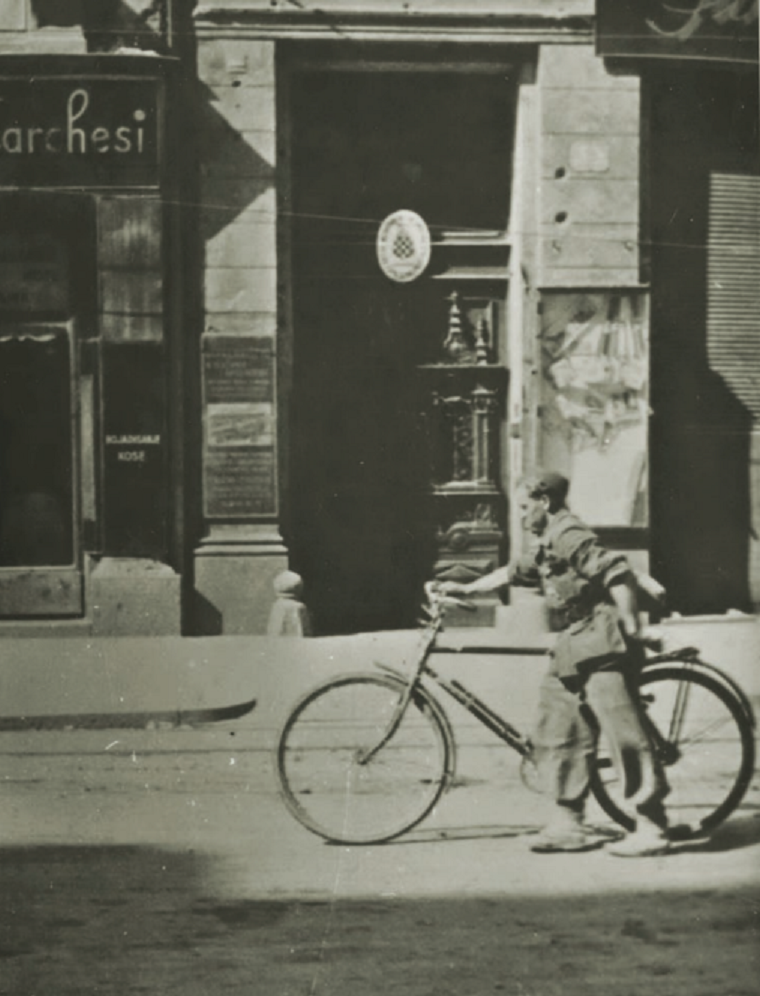 Kurir s biciklom snimljen 8. svibnja 1945. u Ilici, oko 15 sati
