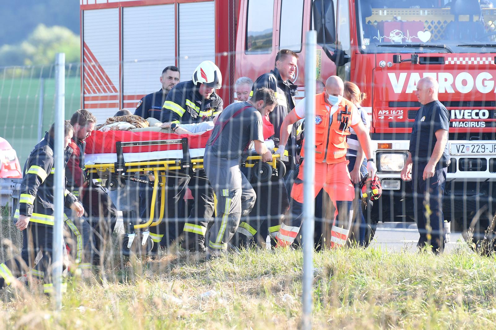 Najmanje 11 ljudi poginulo je, a veći je broj teško ozlijeđen u prometnoj nesreći koja se oko 5:40 sati dogodila na autocesti A4 u smjeru Zagreba, između mjesta Jarek Bisaški i Podvorec, kada je s kolnika sletio autobusa poljskih nacionalnih registarskih oznaka. Ozlijeđene prevoze u bolnice u Zagrebu i Varaždinu.