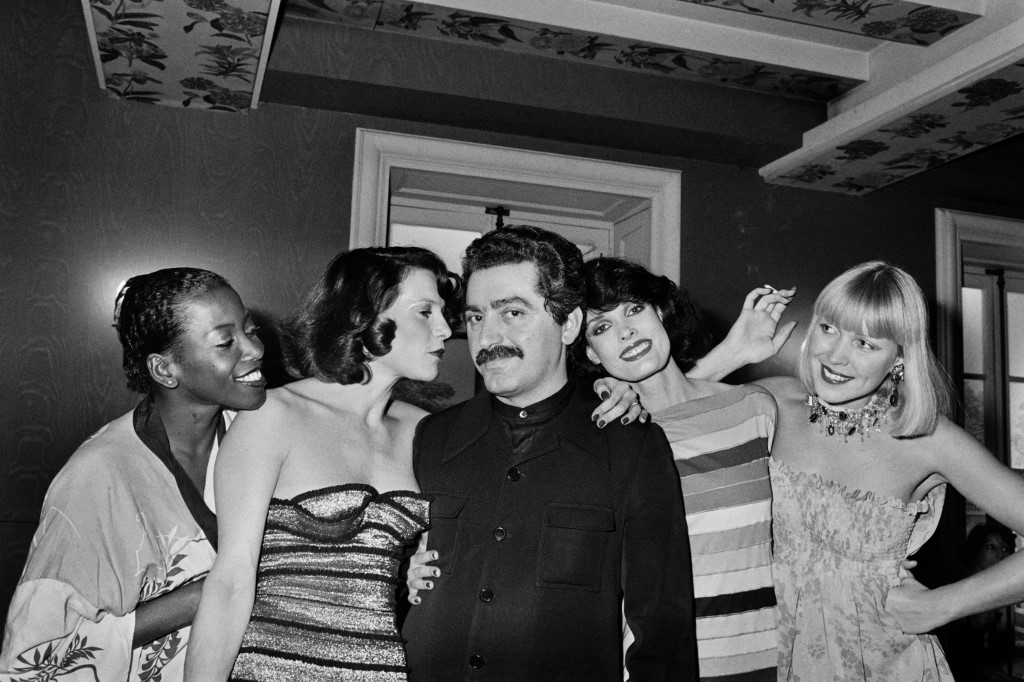 Spanish designer Paco Rabanne poses with models, on January 28, 1976, in Paris. (Photo by AFP)