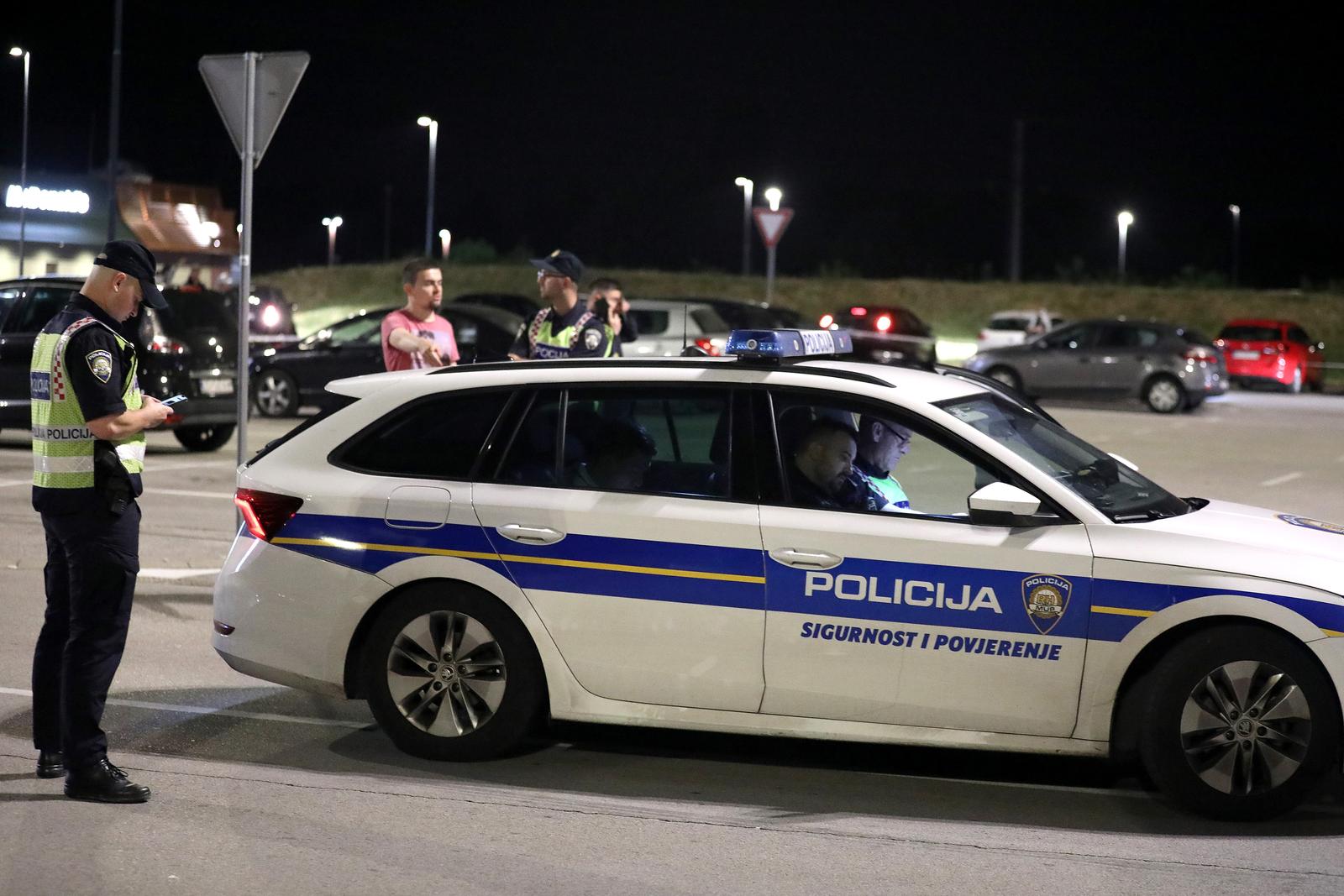 Iz Policijske uprave zagrebačke za Telegram su potvrdili da se nesreća dogodila oko 22 sata. U ovom trenutku zna se da su najmanje četiri osobe ozlijeđene. 
