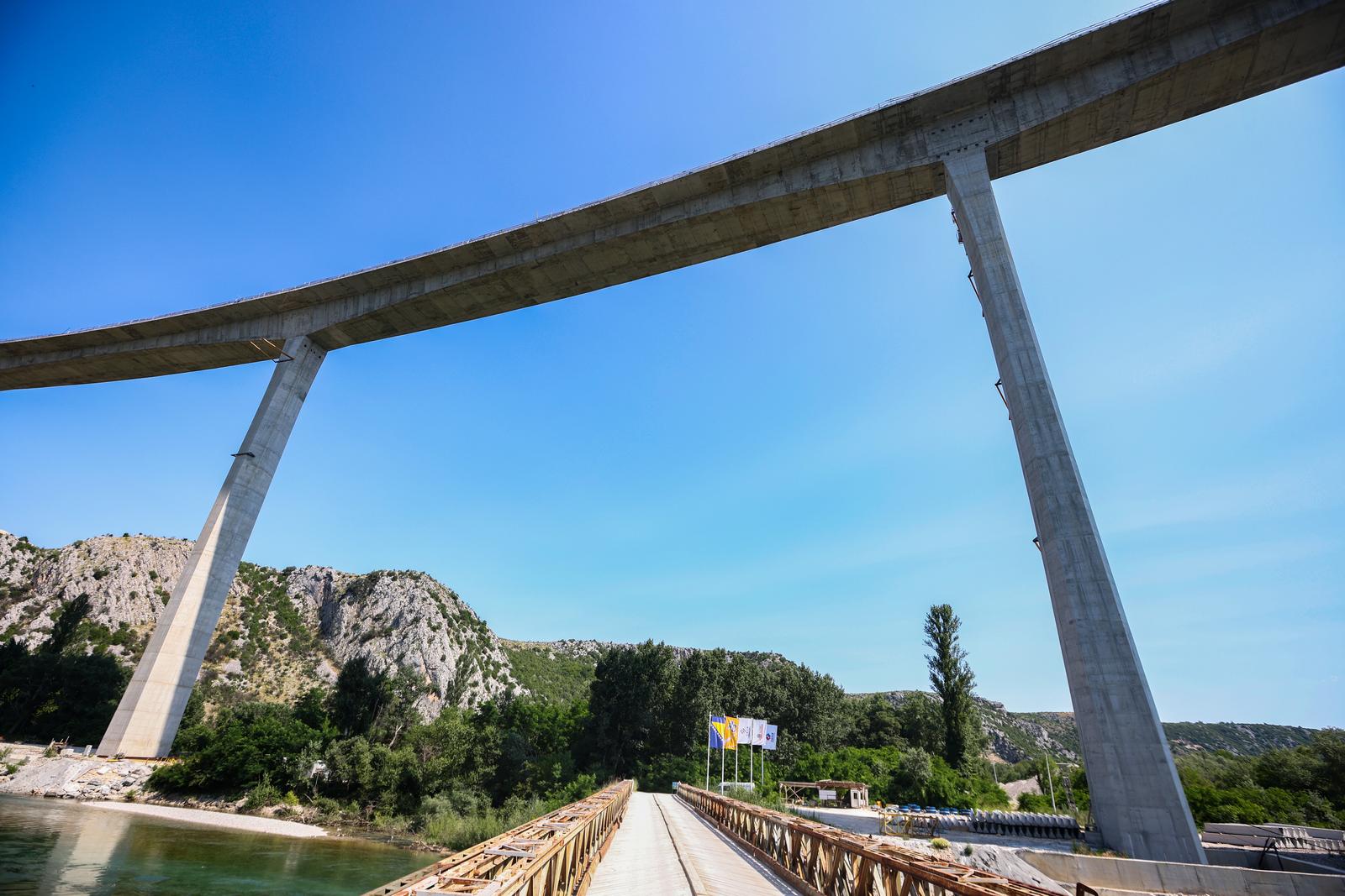 Most bi uskoro trebao biti spojen s lijevom obalom Neretve. Foto: Denis Kapetanovic/PIXSELL