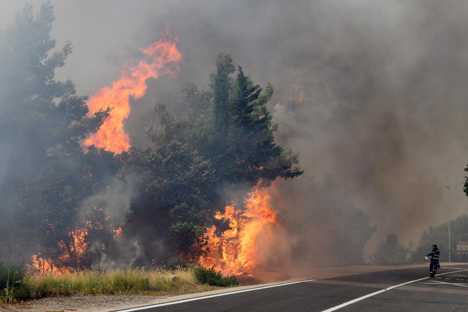 U gašenju požara kod Grebaštice trenutno sudjeluje 155 vatrogasaca.