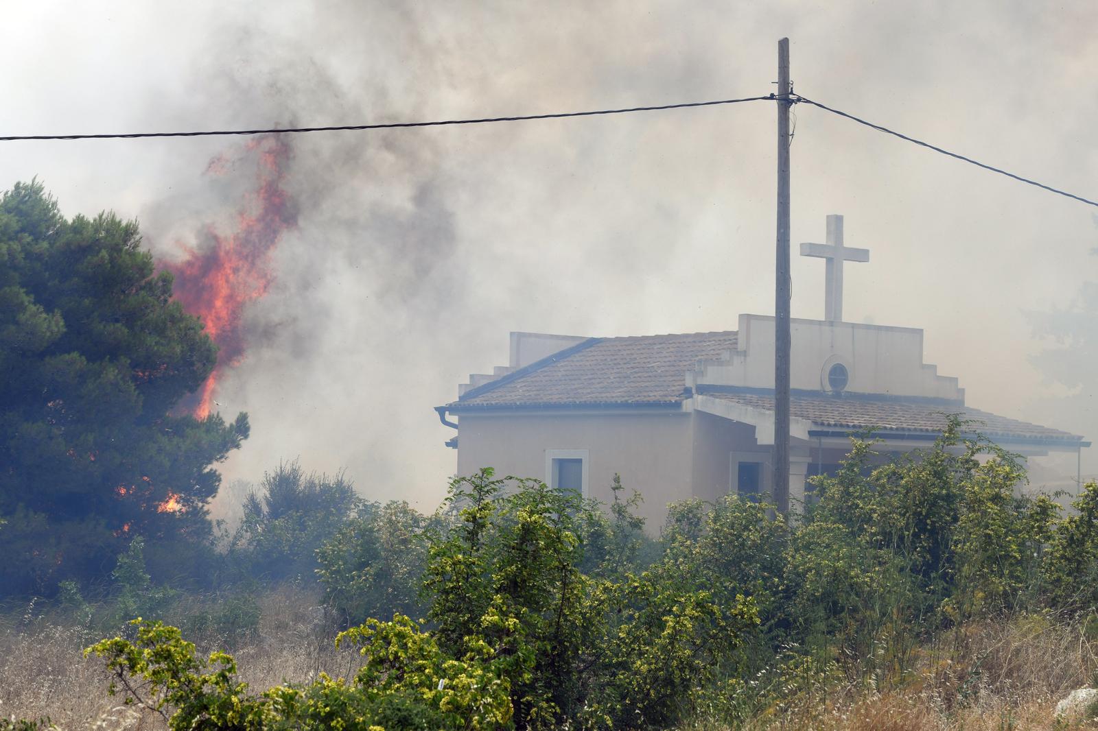 Šibenski vatrogasci su oko 11 sati dobili informaciju o požaru na otvorenom prostoru u Grebaštici. 