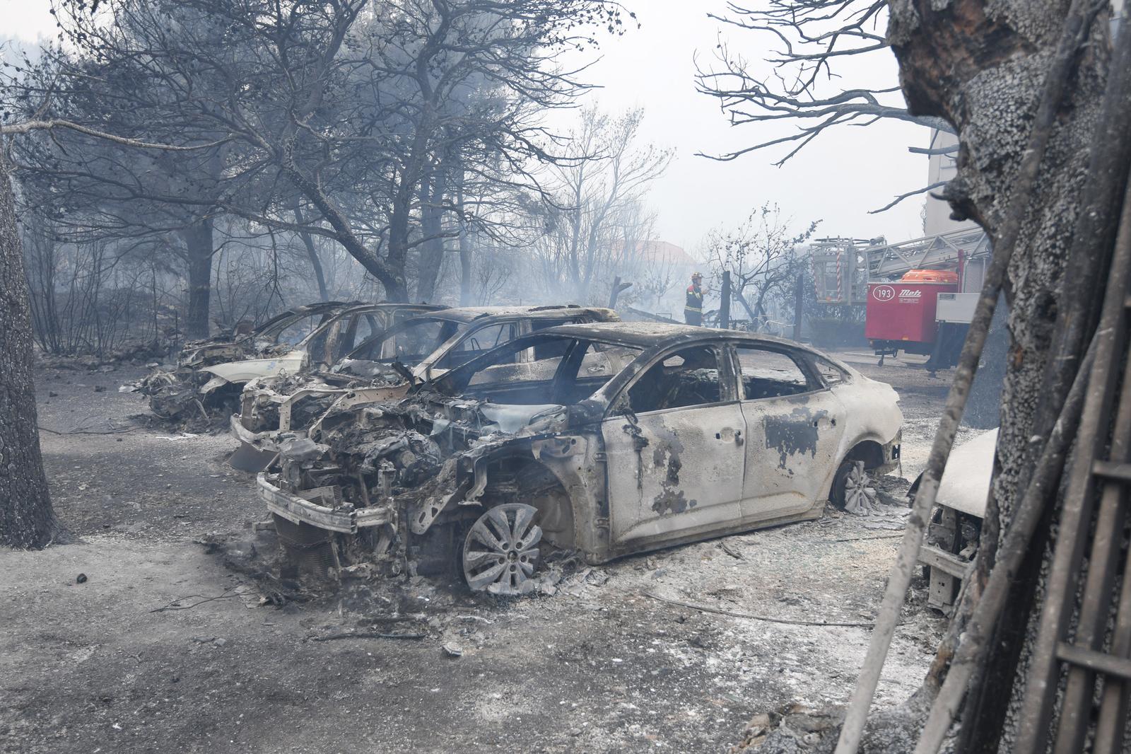 Na fotografijama s mjesta događaja vidi se da je izgorjelo više osobnih automobila.