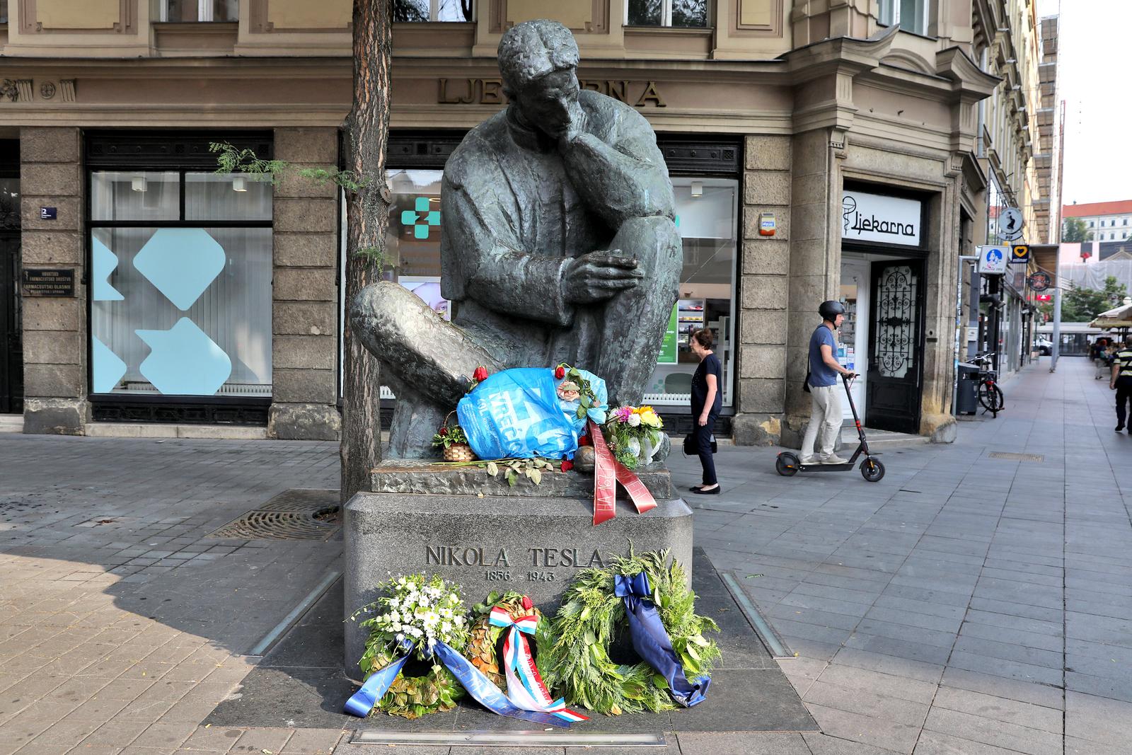 Nepoznata osoba ostavila je plavu vrećicu punu smeća na kip Nikole Tesle u Masarykovoj ulici u Zagrebu