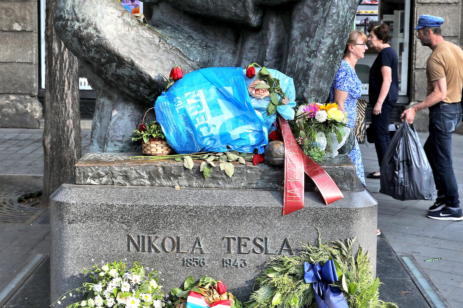 Nije poznato je li riječ o poruci mržnje prema Tesli ili svojevrsnoj kritici zagrebačkoj vlasti i njenom načinu gospodarenja otpadom 