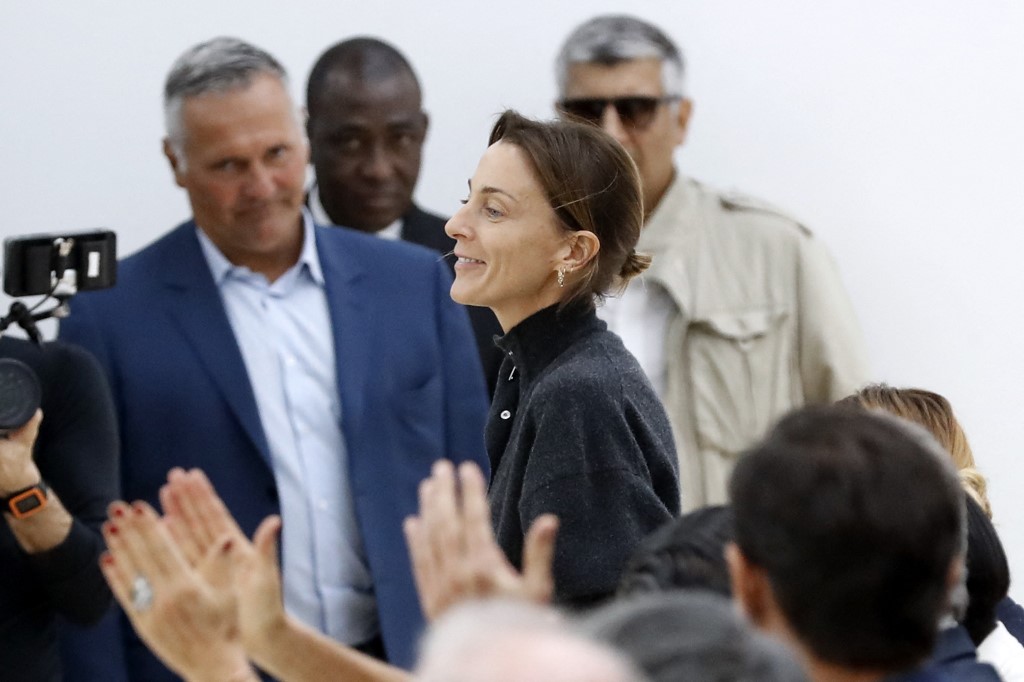 Fashion designer for Céline, Phoebe Philo (C), acknowledges the audience at the end of her 2017 Spring/Summer ready-to-wear collection fashion show, on October 2, 2016 in Paris. (Photo by PATRICK KOVARIK / AFP)