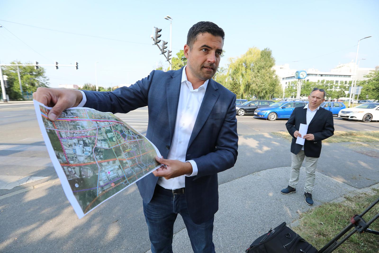 Osim predstavljanja prometnog plana Socijaldemokrata, Bernardić je kritizirao i gradonačelnika Tomislava Tomaševića. 
