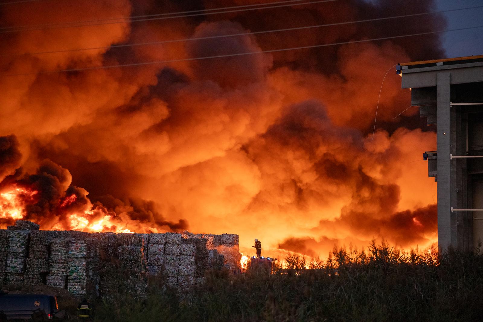 Veliki požar iza ponoći buknuo je na deponiju uskladištene plastike osječke tvrtke “Drava International”