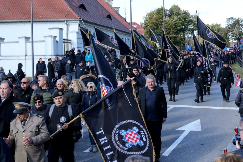 FOTOGALERIJA: Vukovar danas pun zastava s natpisom 'Za dom spremni' |  Telegram.hr