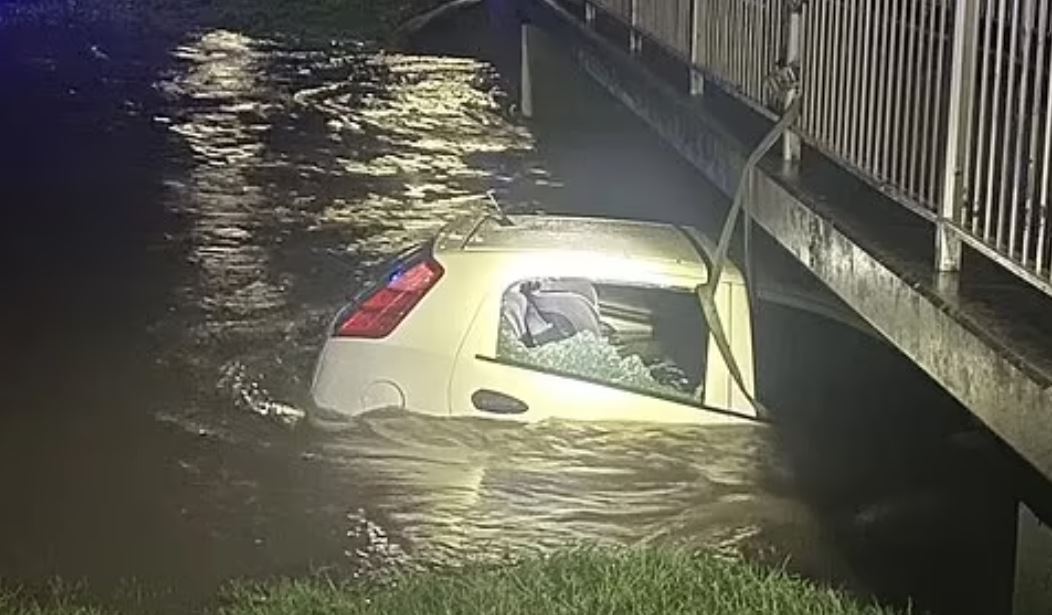 Automobil pod mostom