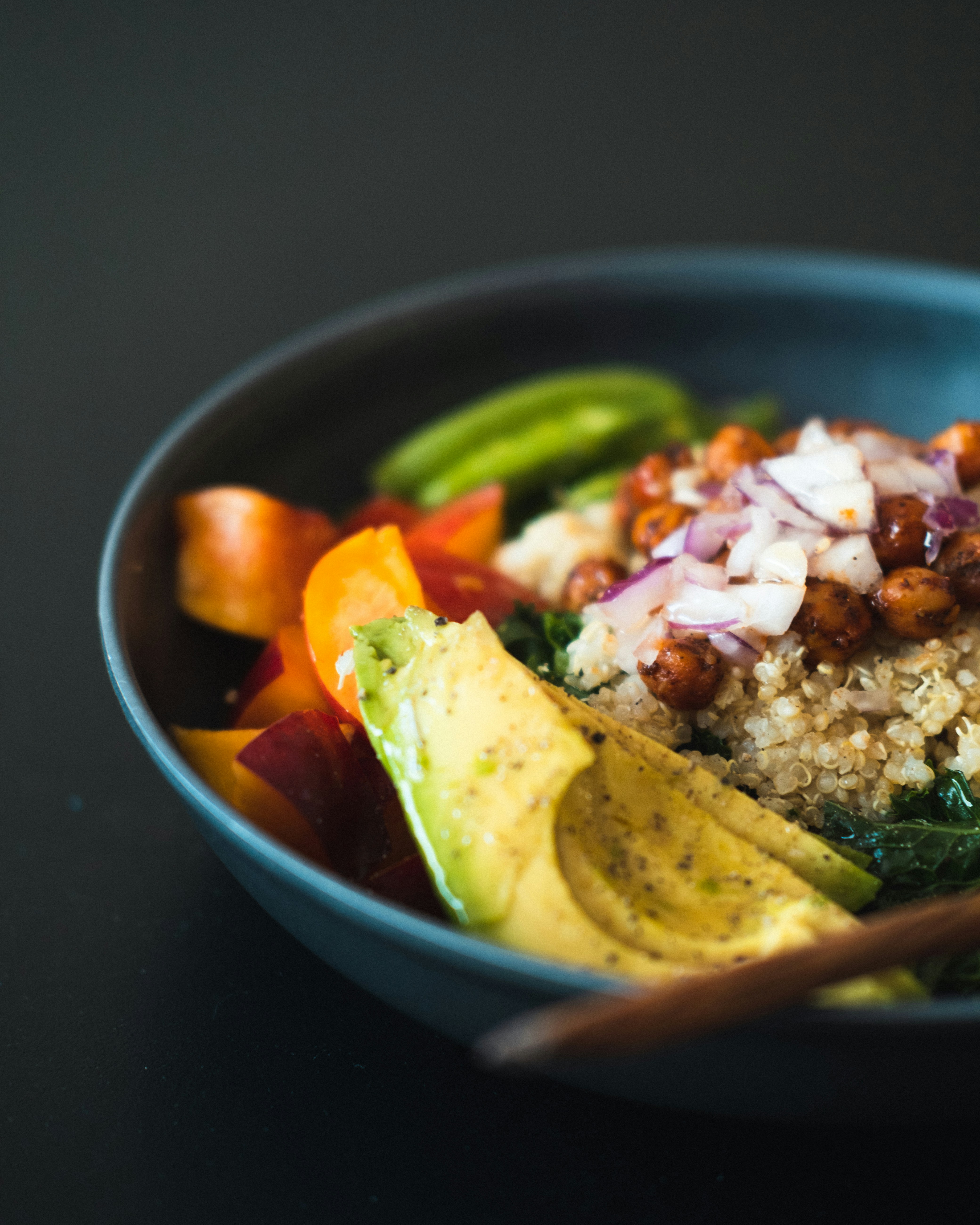Quinoa zdjela sa avokadom i škampima