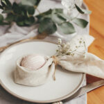 Na jednostavan način možete sami napraviti popularne zečiće od salveta za uskrsni stol, evo i kako