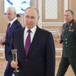 Razbijena iluzija o vođi koji ne spava. Dok Kremlj pušta snimke kako neumorno radi, Putin ljetuje s ljubavnicom