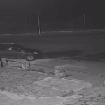 Video. Uletio autom na nogometni teren u Kninu, driftao i uništio ga. Divljanje snimila nadzorna kamera