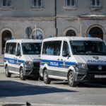 U Splitu na prosvjedu priveden mladić s fantomkom, policija ga odvela u bolnicu