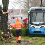 Školarci zarobljeni u snijegu se vraćaju sa Sljemena. Zagreb: ‘Šteta u Maksimirskoj popravljena rekordno brzo’