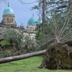 Vatrogasci u Zagrebu imali preko 500 intervencija, gradske vlasti apeliraju: ‘Ne dolazite na Mirogoj, preopasno je’