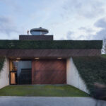 Ova betonsko-staklena kuća u blizini Zagreba s krovnim jacuzzijem i bazenom potpuno nas je oduševila