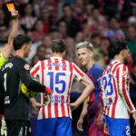 Sve pršti od tenzija na derbiju Atlética i Barcelone. Sudac na VAR-u jednima potvrdio crveni, a drugima poništio