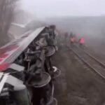 Video. Teška željeznička nesreća u Rusiji: putnički vlak iskočio iz tračnica, deseci ozlijeđenih