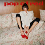 Kako neutralni look podići detaljima u jarko crvenoj nijansi? Odgovor smo potražili kod influencerica