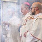 Kutleša na Uskrs propovijedao da se zlo ne pobjeđuje promjenom sustava, ugledni HDZ-ovci ga slušali iz prvog reda