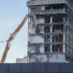 Foto. Vjesnik konačno pada: bageri zagrizli u beton, uskoro kreće uklanjanje azbesta i zadnja faza rušenja